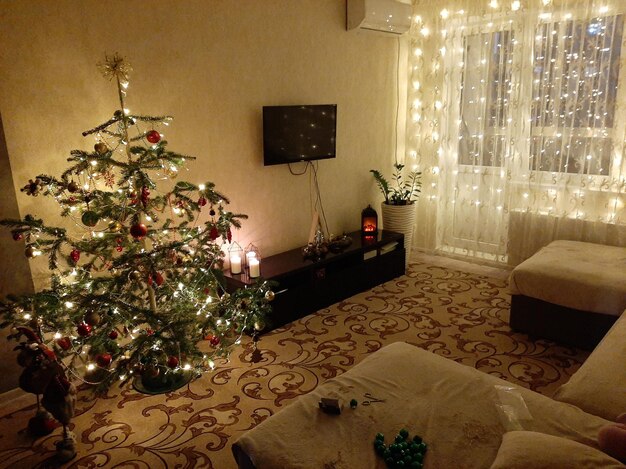 Een kamer versierd voor het nieuwe jaar met een kerstboomkrans