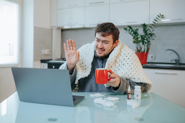 Een kantoor thuis ontvouwt zich in de keuken gewikkeld in een deken de foto vangt de genuanceerde realiteit van