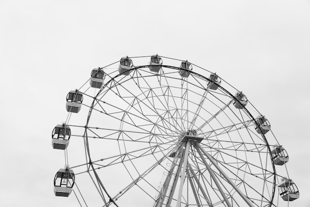 Een kapot reuzenrad in een oud amusementspark