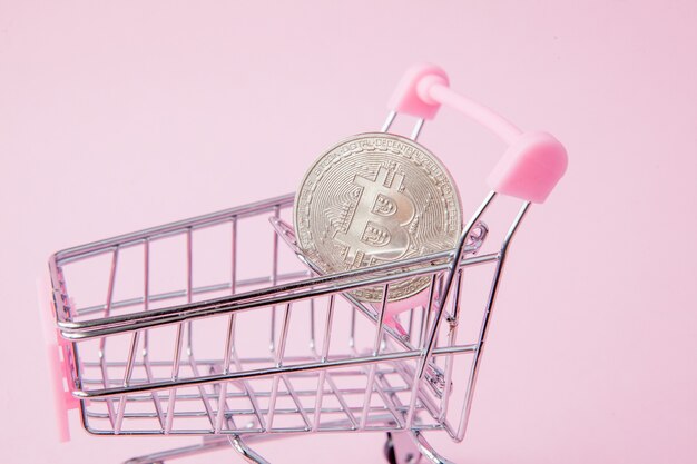 Een karretje van een supermarkt, bitcoin op roze