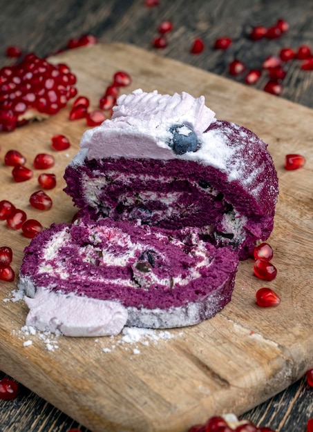 Een kastanjebruine cake met de smaak van verschillende bessen en een romige melkvulling van kwark met granaatappelpitjes