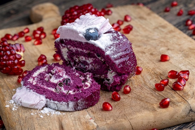 Een kastanjebruine cake met de smaak van verschillende bessen en een romige melkvulling van kwark met granaatappelpitjes