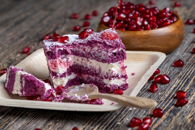 Een kastanjebruine cake met de smaak van verschillende bessen en een romige melkvulling van kwark met granaatappelpitjes