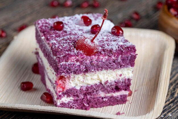 Een kastanjebruine cake met de smaak van verschillende bessen