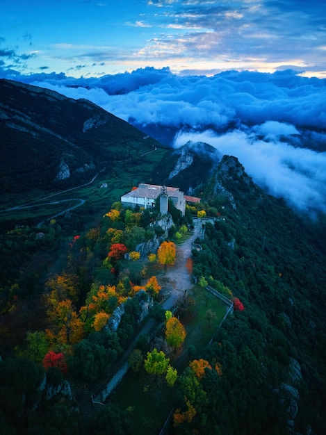 Een kasteel op een berg met de lucht op de achtergrond Santuari van Queralt