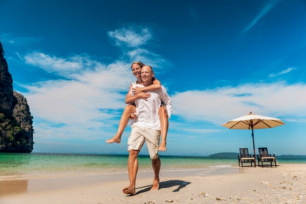 Een Kaukasische familie geniet van de zomervakantie