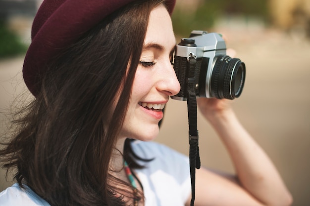 Een Kaukasische vrouw geniet van de de zomertijd