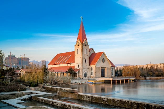 Een kerk aan de rand van een rivier in Qingdao