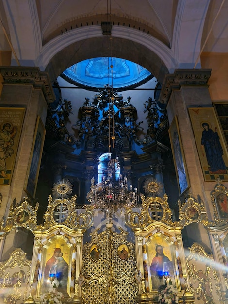 Een kerk met een grote gouden deur en een grote kroonluchter met de tekst 'san miguel'