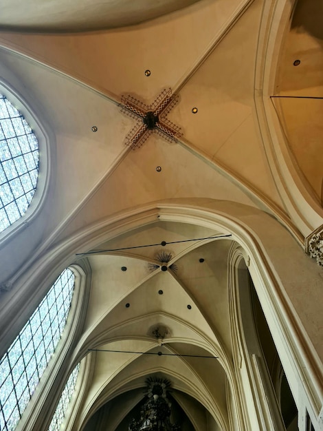 Een kerk met een grote koepel en een kruis op het plafond