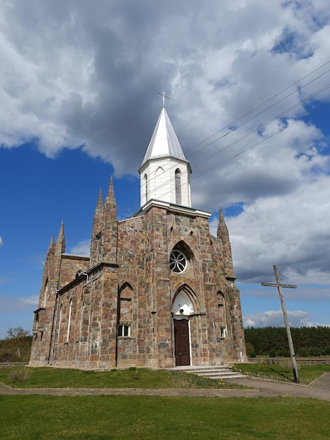 Een kerk met een kruis erop