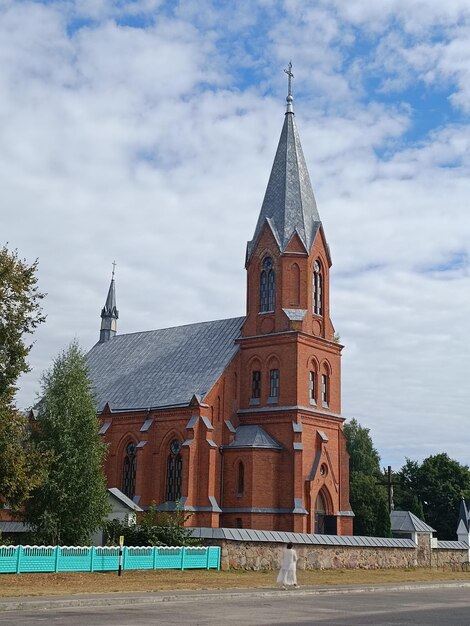 Een kerk met een toren en een blauwe lucht