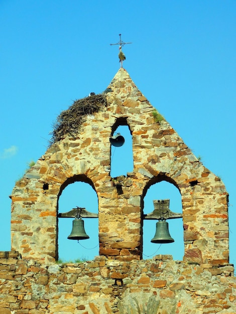 Een kerk met klokkentoren waarop "bel" staat.