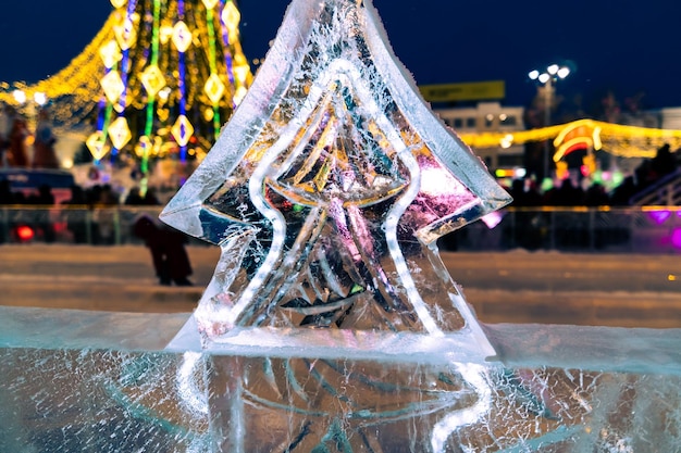 Een kerstboom gemaakt van ijs op straat met Kerstmis.