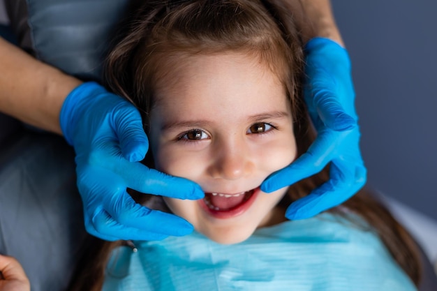 Een kind dat haar tanden laat controleren door een tandarts