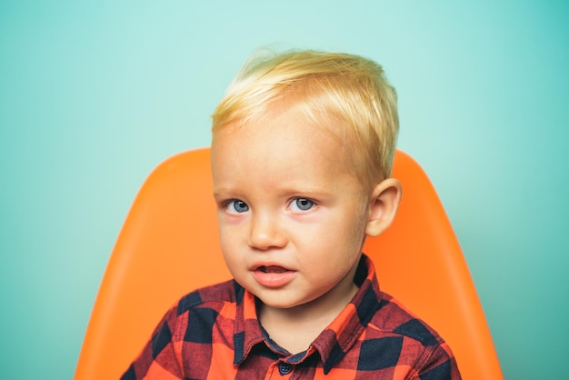 Een kind dat vandaag geliefd is, zal morgen de liefde verspreiden klein kind schattig kind jongen klein jongetje met ado...