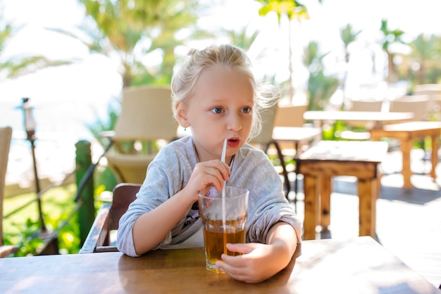 Een kind drinkt sap op vakantie