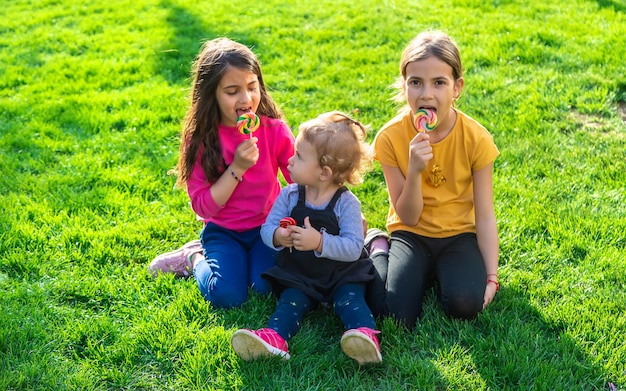 Een kind eet een lolly in het park Selectieve aandacht