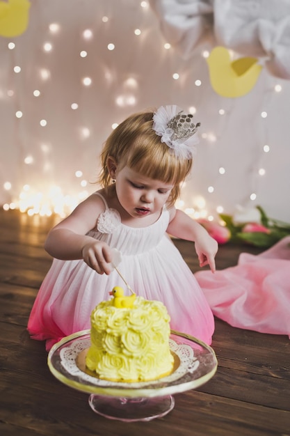 Foto een kind eet een lolly op een stokje 5400