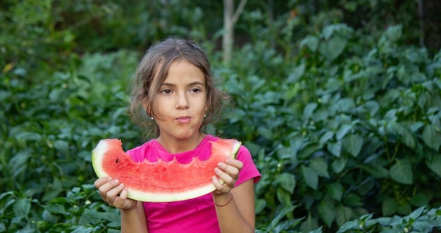 Een kind eet een watermeloen Selectieve aandacht Aard