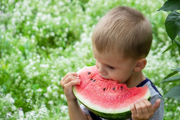 Een kind eet een watermeloen Selectieve aandacht