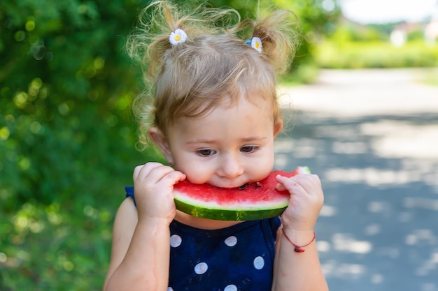 Een kind eet watermeloen in het park selectieve focus