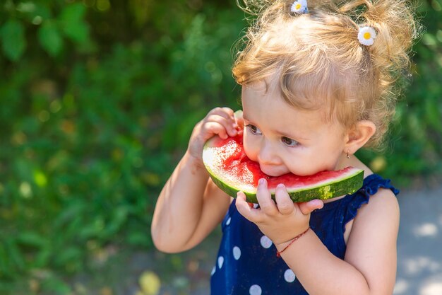 Een kind eet watermeloen in het park Selectieve focus