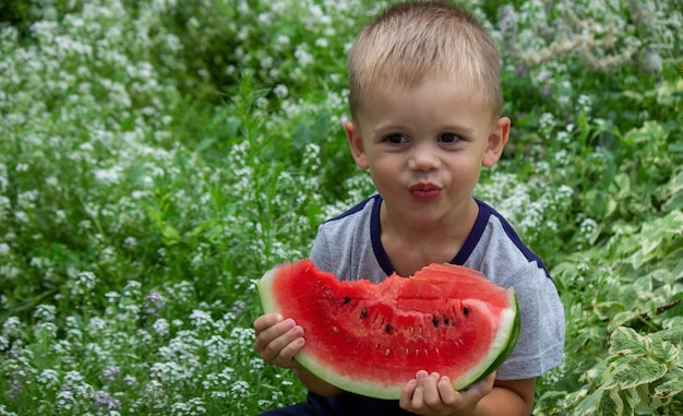 Een kind eet watermeloen Selectieve aandacht