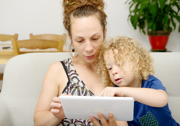 Een kind en haar moeder gebruiken een tablet