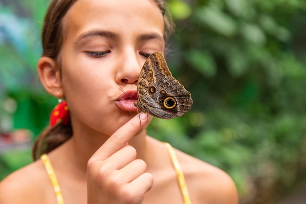 Een kind houdt een prachtige vlinder Selectieve focus