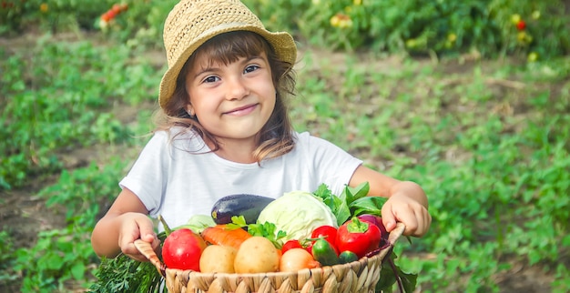 Een kind in de moestuin