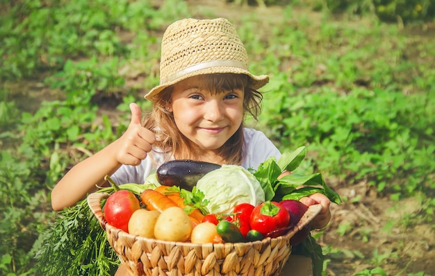 Een kind in de moestuin