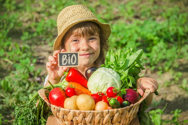 Een kind in de moestuin