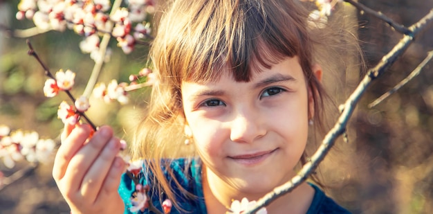 Een kind in de tuin van bloeiende bomen