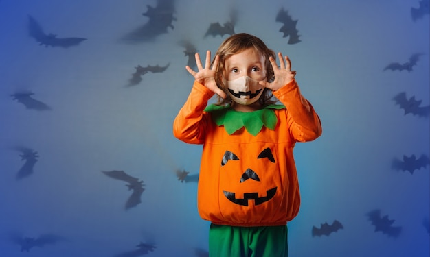 Een kind in een carnavalskostuum trekt een gezicht op het Halloweenfeest