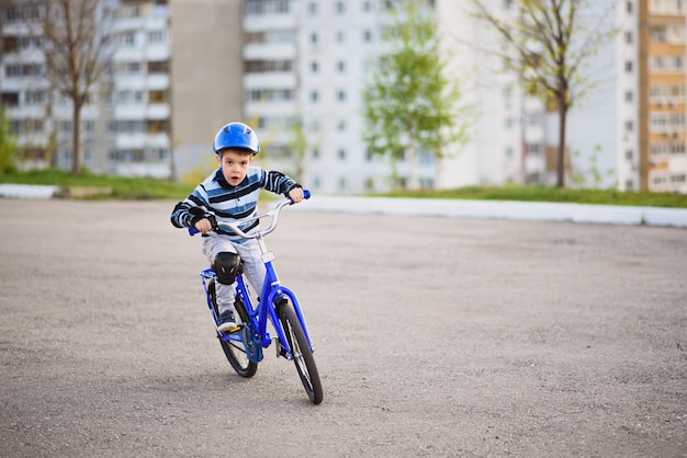 Een kind in een helm en bescherming tijdens een fietstocht door de natuur in de lente