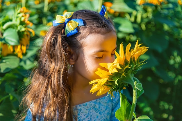 Een kind in een veld met zonnebloemen Oekraïne Selectieve aandacht