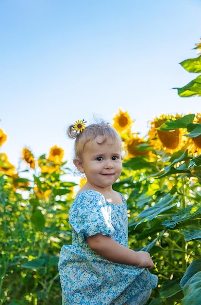 Een kind in een veld met zonnebloemen Oekraïne Selectieve aandacht