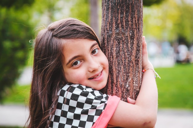 Een kind knuffelt een boom houdt van en beschermt de natuur Selectieve focus