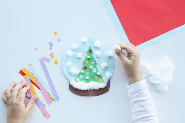 Een kind maakt een creatieve toepassing van een idee voor een activiteit