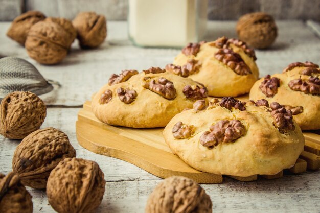 Een kind maakt een koekje. Selectieve aandacht.