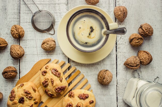 Een kind maakt een koekje. selectieve aandacht.