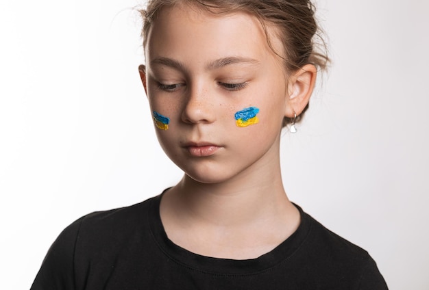 Een kind met de vlag van Oekraïne op zijn gezicht Het concept van oorlog?