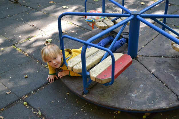 Een kind op een draaimolen in een park