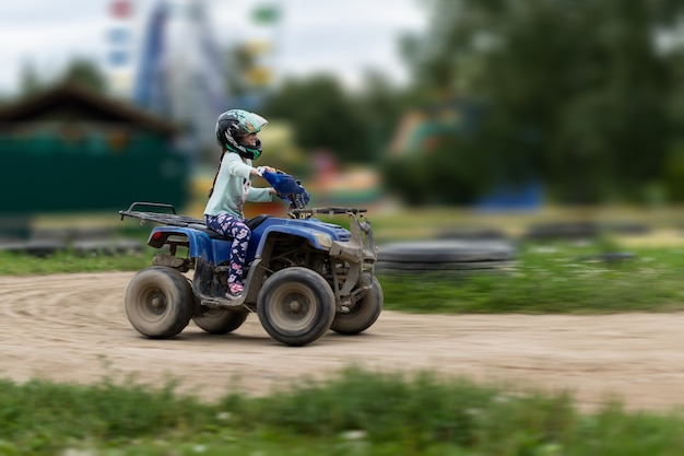 Foto een kind rijdt op een quad op de baan