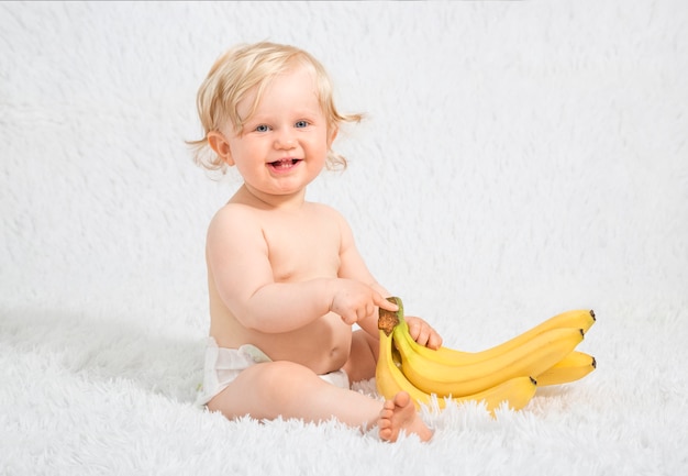 Een kind speelt en heeft plezier met verse biologische groenten en fruit.