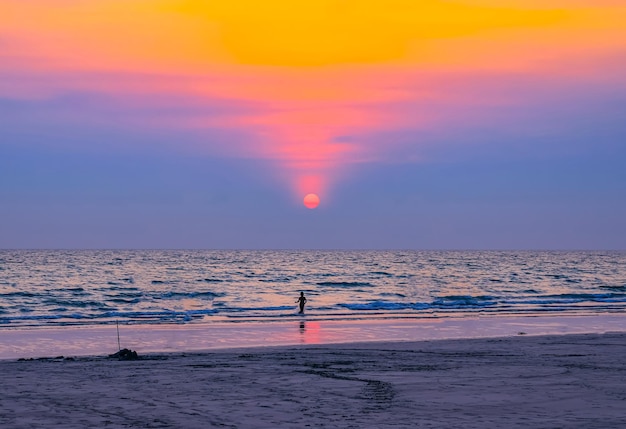 Foto een kind speelt in de zee