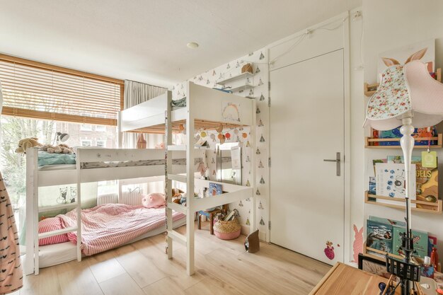 Een kinderkamer met stapelbedden en een deur