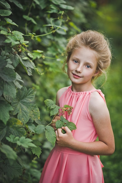 Een kinderportret in een bloeiende tuin 6658