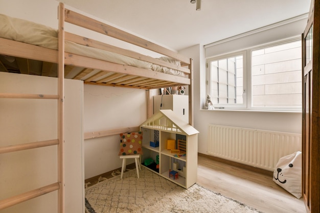 Een kinderslaapkamer met stapelbedden en een vloerkleed